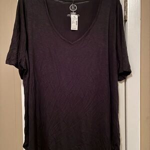 Women’s Plus Size
Black V-Neck Maurices 24/7 Tee